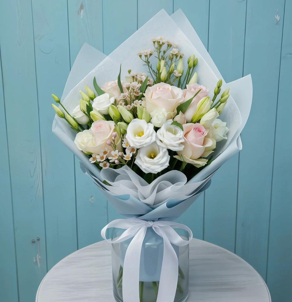 Букет цветов из: Розы и Лизиантусы в Верхнем Карачане