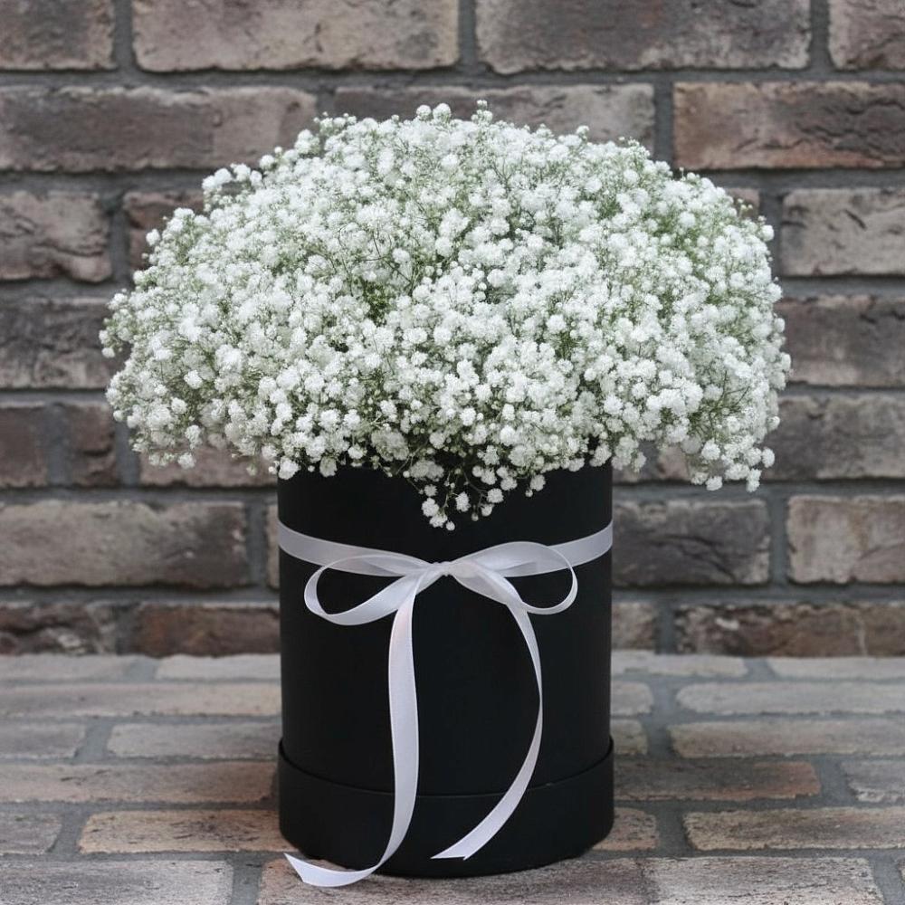 Цветочная композиция из Гипсофила в шляпной коробке в Верхнем Карачане