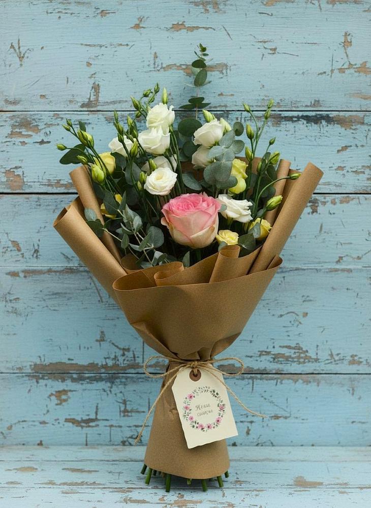 Букет цветов из: Розы и Лизиантусы в Верхнем Карачане