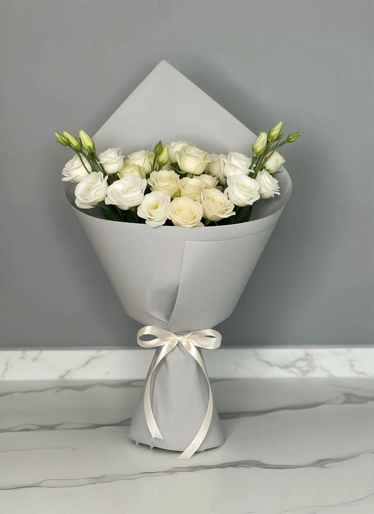 Букет цветов из: Розы и Лизиантусы в Верхнем Карачане