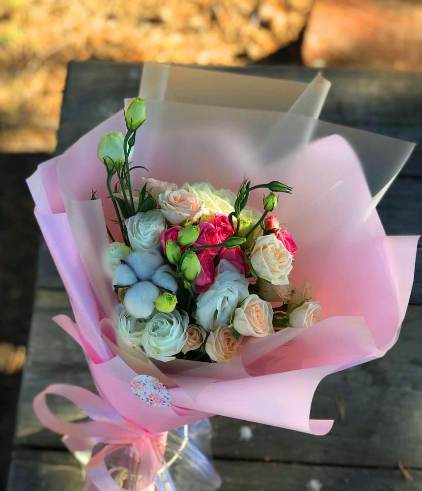 Букет цветов из: Розы и Лизиантусы в Верхнем Карачане