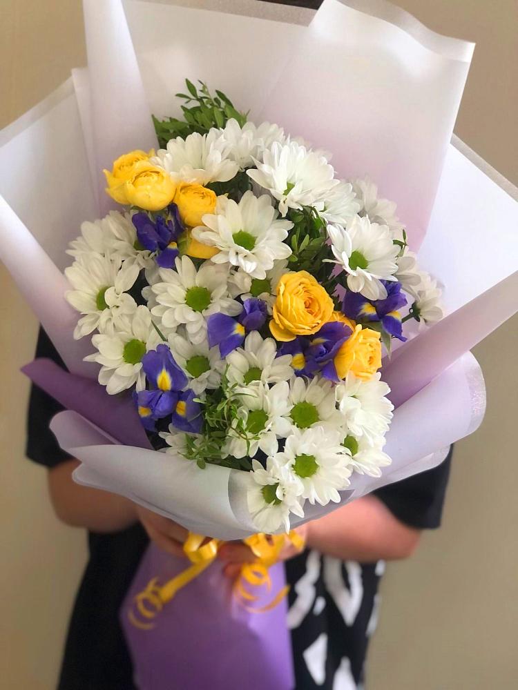 Букет цветов из: Ирисы, Хризантемы и Розы в Верхнем Карачане