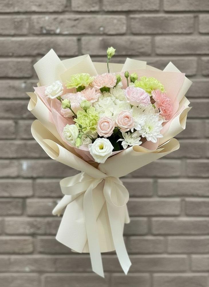 Букет цветов из: Гвоздики, Розы, Лизиантусы и Хризантемы в Верхнем Карачане