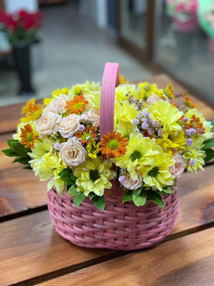 Цветочная композиция из Хризантемы и Розы в корзине в Верхнем Карачане