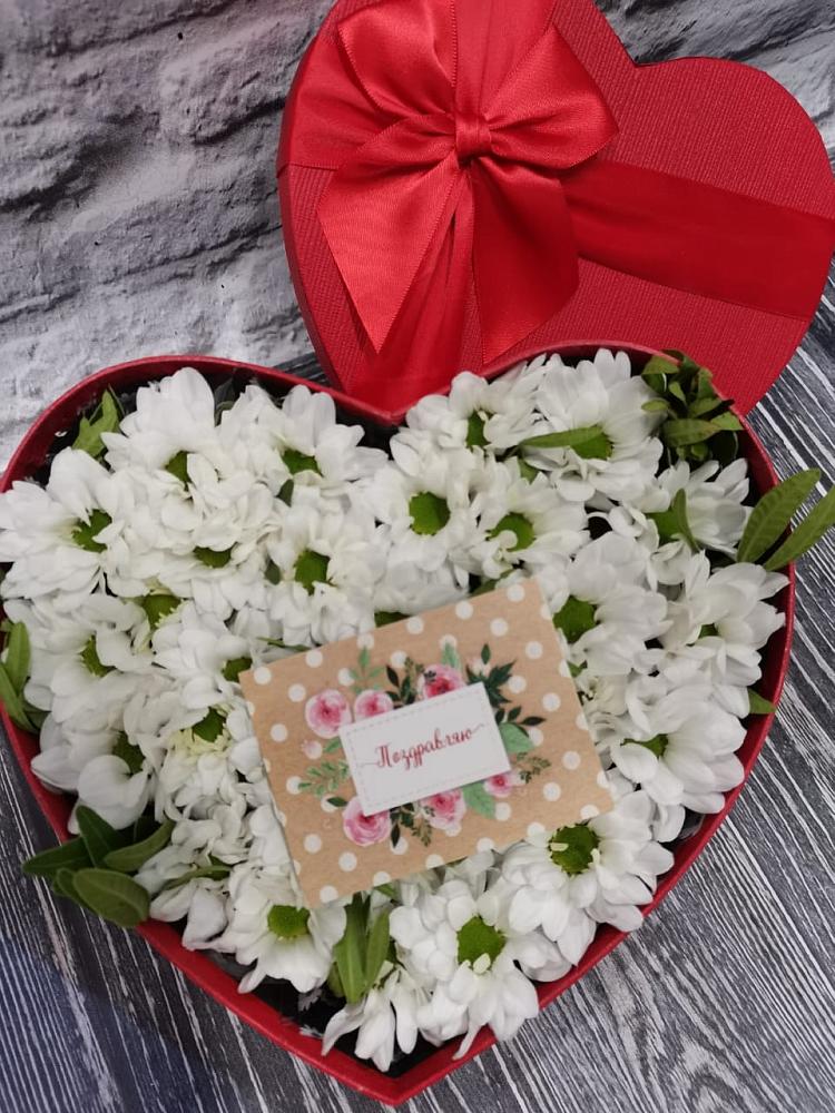 Цветочная композиция из Хризантемы в виде сердца в Верхнем Карачане
