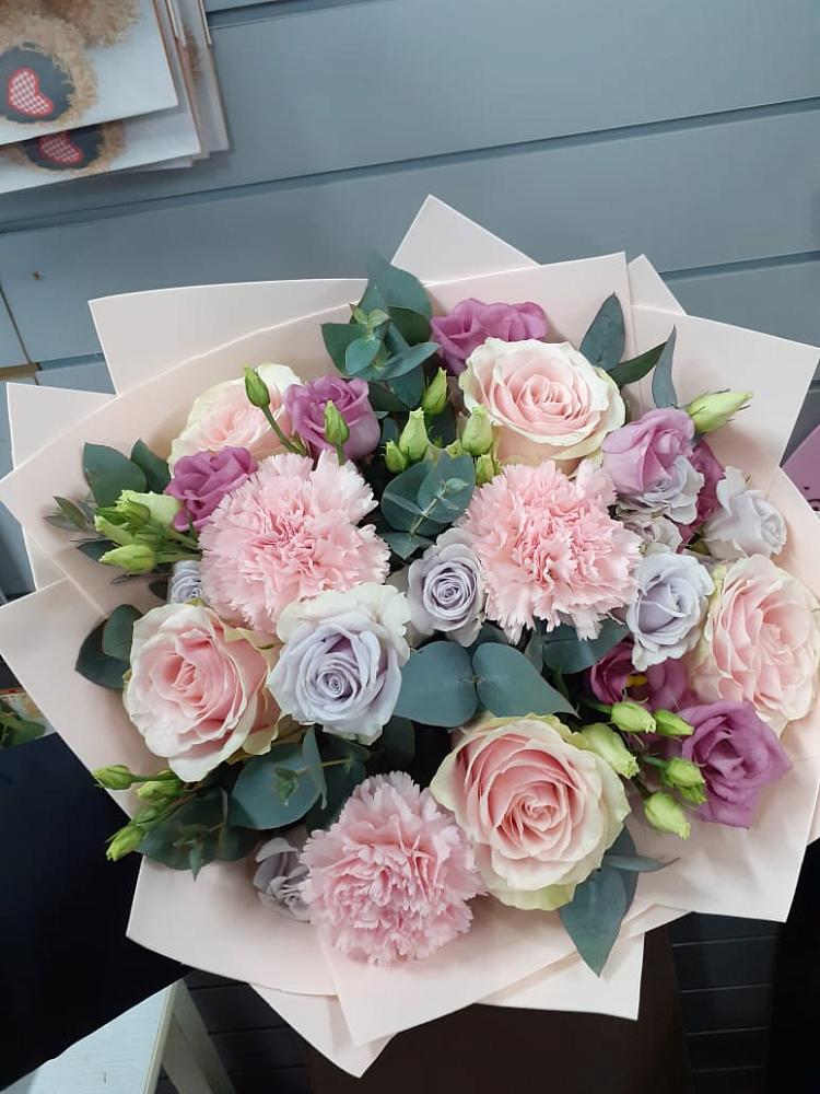 Букет цветов из: Розы, Гвоздики и Лизиантусы в Верхнем Карачане