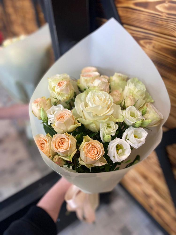 Букет цветов из: Розы и Лизиантусы в Верхнем Карачане